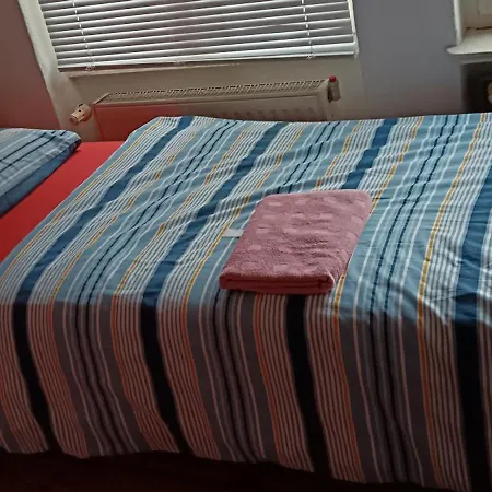 אכסניה Sharing Bedroom With Host Near Alexanderplatz *