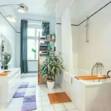 Sharing Bedroom With Host Near Alexanderplatz אכסניה