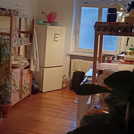 Sharing Bedroom With Host Near Alexanderplatz אכסניה ברלין