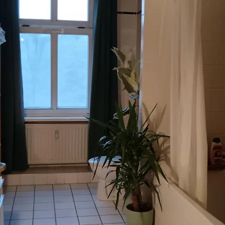 Sharing Bedroom With Host Near Alexanderplatz Hostel *
