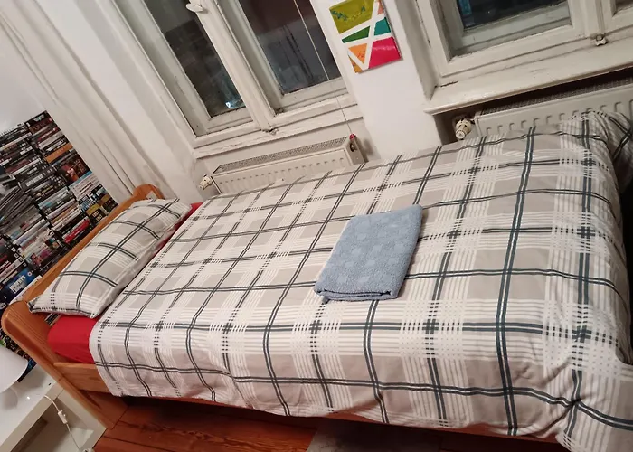 Sharing Bedroom With Host Near Alexanderplatz Hostel *