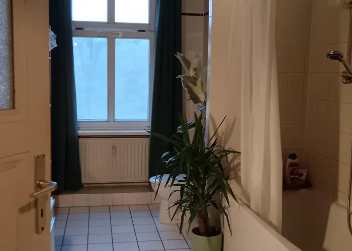 Sharing Bedroom With Host Near Alexanderplatz Hostel *