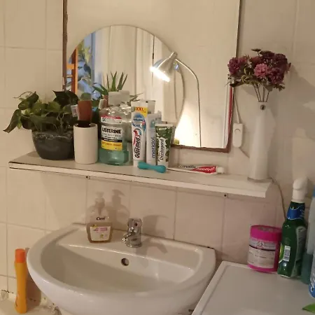 Sharing Bedroom With Host Near Alexanderplatz Ostello