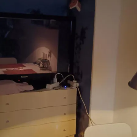 Sharing Bedroom With Host Near Alexanderplatz Ostello